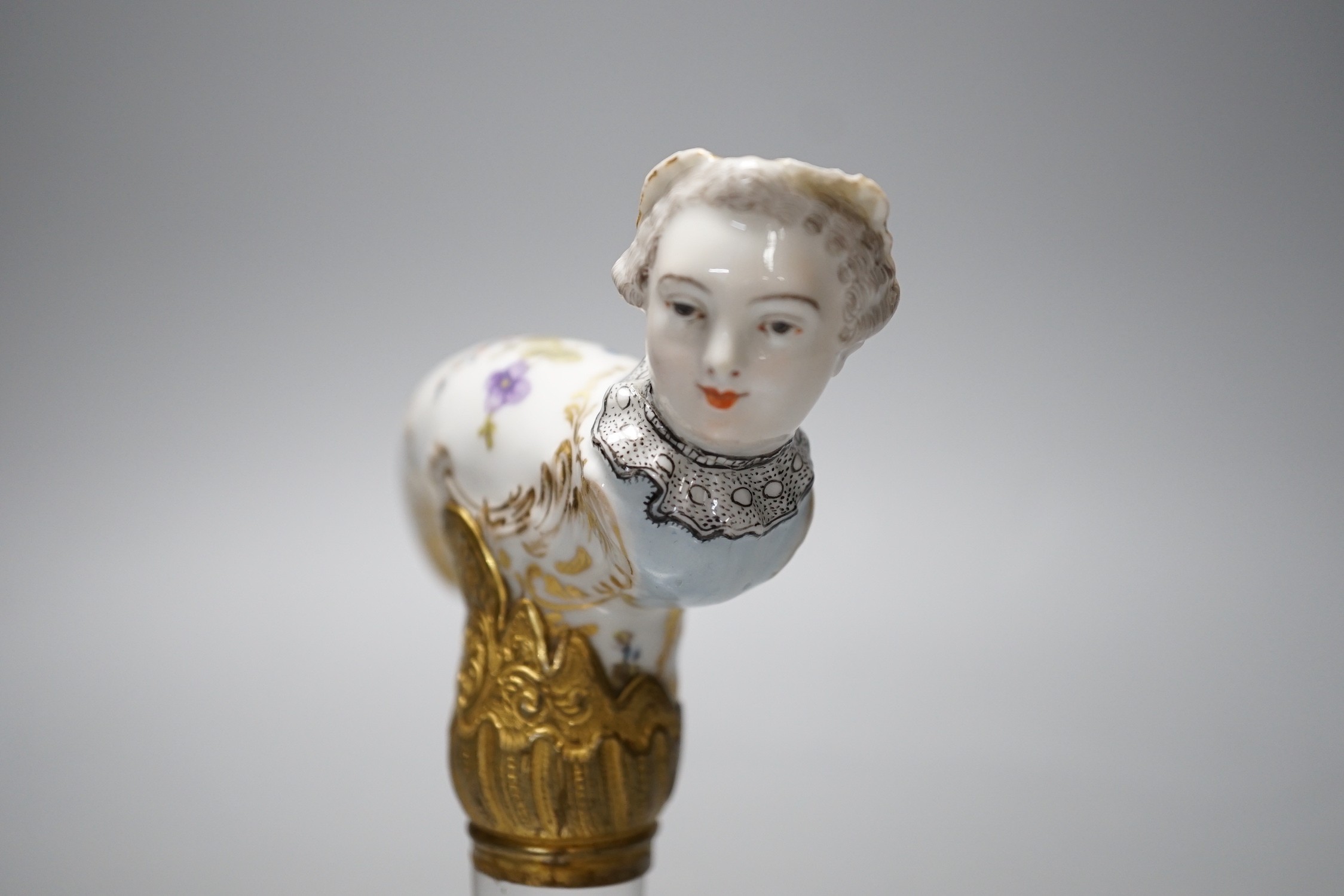 A late 18th / early 19th century Meissen ‘Frauen Kopf’ porcelain cane handle on plinth base, unmarked, 12.5cm tall